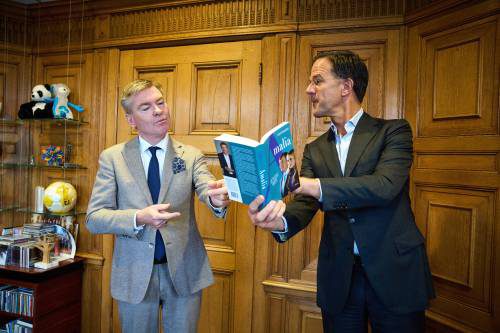 Rutte Ontvangt Eerste Exemplaar Boek Amalia