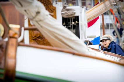 Prinses Beatrix Aan Het Roer Van De Groene Draeck
