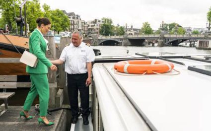 Zweedse Kroonprinses Victoria Maakt Rondvaart Door Amsterdam