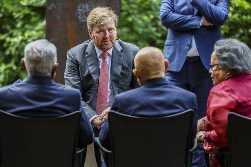 Koning Bezoekt Monument Vossenbosch Voor Molukse Gemeenschap