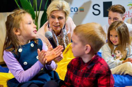 Prinses Laurentien Overhandigt Prentenboeken Aan Gevluchte Oekraïense Kinderen