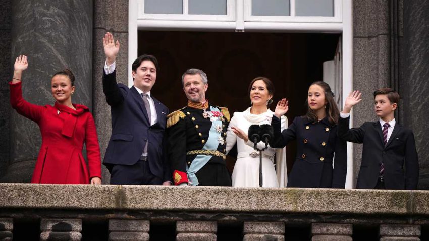 Frederik is officieel koning: 'God beware de koning' - Royalty Online